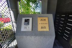 住民以外の人が入りにくいオートロック付きマンション。インターホン越しだと訪問営業も断りやすいですね＾＾