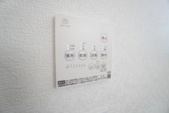 雨の日の洗濯も安心できる浴室暖房乾燥機付き浴室。リモコンで操作もボタン1つで簡単。