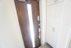 採光も考えられた明るい玄関です。たっぷり収納できるシューズボックス付きなので家族全員の靴がきれいに整頓できます。