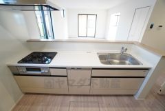 対面式キッチンなのでリビングにいるご家族とコミュニケーションを取りながら洗い物や、お料理が楽しめそうですね＾＾