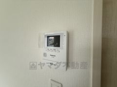 防犯はもちろん、セールスマン対策にもなるモニター付きインターホンです。お子さん1人での留守番時にも活躍しそうです。