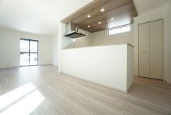 リビングは広々とした設計で、家族が集い、寛ぐ暮らしの空間を演出しています。思い思いの時間を過ごしたり、家族みんなで食事をしたり、素敵な団らんの場になりますね。