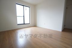 主寝室としてお使いいただけそうなこちらのお部屋は、日当たりが良く、爽やかな風を感じて起きる朝は、快適生活の始まりに。