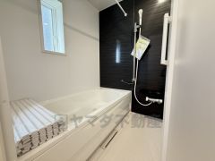 1日の疲れを癒すくつろぎのバスルーム。足を伸ばしてもゆったりと入れるサイズです。お子様と一緒にお風呂に入っても狭くないですね＾＾