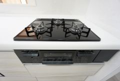 3種類の料理が同時に調理できる、3口ガスコンロ。忙しい夕食の支度時間が短縮できて効率よくお料理が楽しめます。