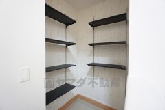 玄関には土間収納付き。ご家族全員分の靴からベビーカーやゴルフバッグなどもしっかり収納できます＾＾