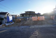 現地（2026年1月）撮影。 右から1号棟、2号棟、3号棟、4号棟。 新生活におススメな物件をご紹介させていただきます＾＾是非お問合せ下さい＾＾