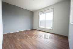 7.7帖。主寝室としてお使いいただけそうなこちらのお部屋は、日当たりが良く、爽やかな風を感じて起きる朝は、快適生活の始まりに。