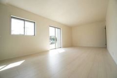 大きな窓のあるリビングは、陽光あふれる明るい空間です。居心地良く、ご家族皆がゆったり寛げる憩いの空間となりそうです。