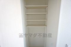 キッチン横には可動棚タイプのパントリーが設けられています＾＾長期保存ができるもの、調理器具、防災グッズを入れておくのもいいですね。