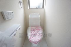 1階2階の2ヶ所にトイレがありますので、忙しい朝にも家族に気を使わず、ゆとりが生まれますね＾＾ 小窓付きで換気する時に便利です＾＾