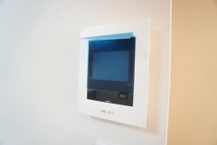 防犯はもちろん、セールスマン対策にもなるモニター付きインターホンです。 来訪者の顔が見えるので安心ですね＾＾