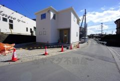 前面道路は西側4ｍの公道に面しています＾＾住人以外の車の進入も少なく、小さなお子様を持つご家庭にも安心です。 