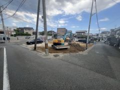 前面道路。南・東側約4ｍ。