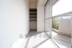 天候に左右されず洗濯物を干せるサンルーム付き。花粉や黄砂の季節も安心で、忙しいご家庭の家事負担を軽減します。観葉植物の栽培場所としても活用でき、暮らしの幅が広がります。