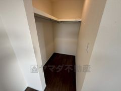 洋室にはハンガーパイプ付きのウォークインクローゼットが設けられています。たっぷり収納できるので衣替えの心配もいりませんね＾＾