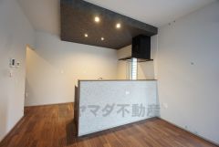 明るいダイニングです＾＾キッチン上部は折下げ天井のアクセントクロスとダウンライトでお洒落な空間です＾＾