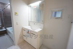 三面鏡裏収納付き洗面化粧台です＾＾ 歯磨きセットやスキンケア用品などの収納に便利ですね。 ランドリースペース上部には窓も付いており換気に便利です＾＾ 