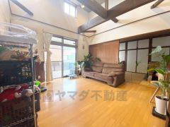大きな掃き出し窓のあるリビングは、陽光あふれる明るい空間です。ゆったりと寛げる憩いの場となりそうです。 