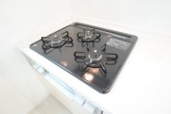 3種類の料理が同時に調理できる、3口ガスコンロ。忙しい夕食の支度時間が短縮できて効率よくお料理が楽しめます。
