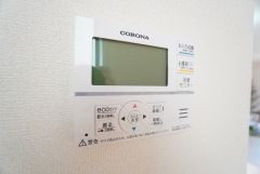 キッチン横からお湯張り、追い炊き、足し湯がボタン一つで楽々操作できる給湯機リモコンです。忙しい夕飯準備の時間帯に重宝しますね。