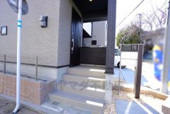 採光のためのスリットが入った玄関ドア。