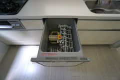 炊事時間を大幅に短縮できる食器洗浄乾燥機付き＾＾食器を洗う手間が減るので家族とのコミュニケーションの時間や自分の時間が増えますね。