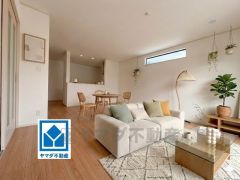 15.37帖。家族が集まる開放的なリビング。思い思いの時間を過ごしたり食事をしたり、素敵な団らんの場になりますね。家具はCGによるイメージ画像