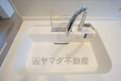 色も形もキレイなシンクは、広さも確保しているので、大きめの鍋も簡単に洗えます。