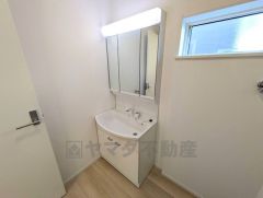 三面鏡裏収納付き洗面化粧台です＾＾ 歯磨きセットやスキンケア用品などの収納に便利ですね。 生活感も隠すことができ、来客時にも安心です。