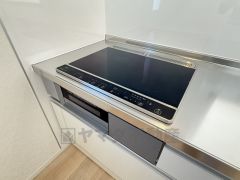 お手入れのしやすいIHクッキングヒーターです。3口コンロなので、効率よくお料理が楽しめます。毎日のお料理も楽しくなりますね＾＾