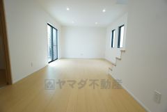 大きな掃き出し窓のあるリビングは、陽光あふれる明るい空間です。ゆったりと寛げる憩いの場となりそうです。
