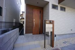 家の顔となる玄関はデザインクロスを使用しおしゃれに仕上げました＾＾玄関扉にスリットのある明るい玄関です＾＾