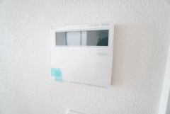 キッチン横からお湯張り、追い炊き、足し湯がボタン一つで楽々操作できる給湯機リモコンです。忙しい夕飯準備の時間帯に重宝しますね。