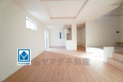 21帖。家族が集まる開放的なリビング。思い思いの時間を過ごしたり食事をしたり、素敵な団らんの場になりますね。
