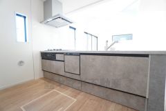 対面式キッチンなのでリビングにいるご家族とコミュニケーションを取りながら洗い物や、お料理が楽しめそうですね＾＾