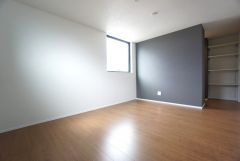 7.5帖。主寝室としてお使いいただけそうなこちらのお部屋は、日当たりが良く、爽やかな風を感じて起きる朝は、快適生活の始まりに。アクセントクロスで落ち着いた空間です＾＾