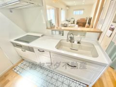 対面式キッチンなのでリビングにいるご家族とコミュニケーションを取りながら洗い物や、お料理が楽しめそうですね＾＾