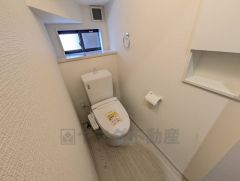 1階2階の2ヶ所にトイレがありますので、忙しい朝にも家族に気を使わず、ゆとりが生まれますね＾＾ 小窓付きで換気する時に便利です＾＾
