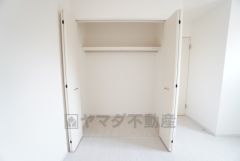 収納量たっぷりのクローゼット付です。ハンガーパイプ付で散らかりがちな洋服類もきれいに整理できます。