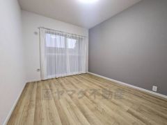 主寝室としてお使いいただけそうなこちらのお部屋は、日当たりが良く、爽やかな風を感じて起きる朝は、快適生活の始まりに。 