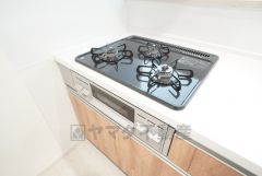 3種類の料理が同時に調理できる、3口ガスコンロ。忙しい夕食の支度時間が短縮できて効率よくお料理が楽しめます。