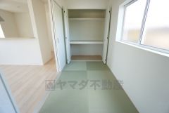 4帖。リビング隣には、ホッとできる和室を用意。客間としてはもちろん、お子様のお昼寝スペースや書斎としても活躍してくれそうです＾＾ 