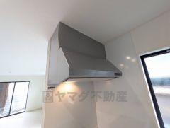 コンロ上には換気扇完備＾＾すぐ横に小窓が設けられているので、換気扇と合わせてWで換気できます＾＾