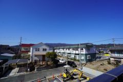 目の前に日差しを遮る建物がないので、日当たり＆風通し良好です＾＾心地よい自然の光や風を感じることができ、ほどよく開放感のある空間がつくれます。
