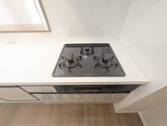 3種類の料理が同時に調理できる、3口ガスコンロ。忙しい夕食の支度時間が短縮できて効率よくお料理が楽しめます。