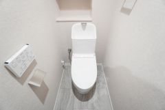 壁リモコンタイプのウォシュレット付き。すっきりした見た目で、トイレ奥の掃除もしやすいです。