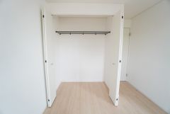 洋室にはハンガーパイプ付きのクローゼットが設けられています。たっぷり収納できるので衣替えの心配もいりませんね＾＾