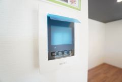 防犯性、セキュリティ対策に安心できるテレビモニター付きインターフォンです。セールスマン対策にもなり安心できます。