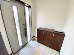 採光も考えられた明るい玄関です。たっぷり収納できるシューズボックス付きなので、家族全員の靴がきれいに整頓できます。